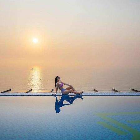 Maximilan Danang Beach Hotel Экстерьер фото