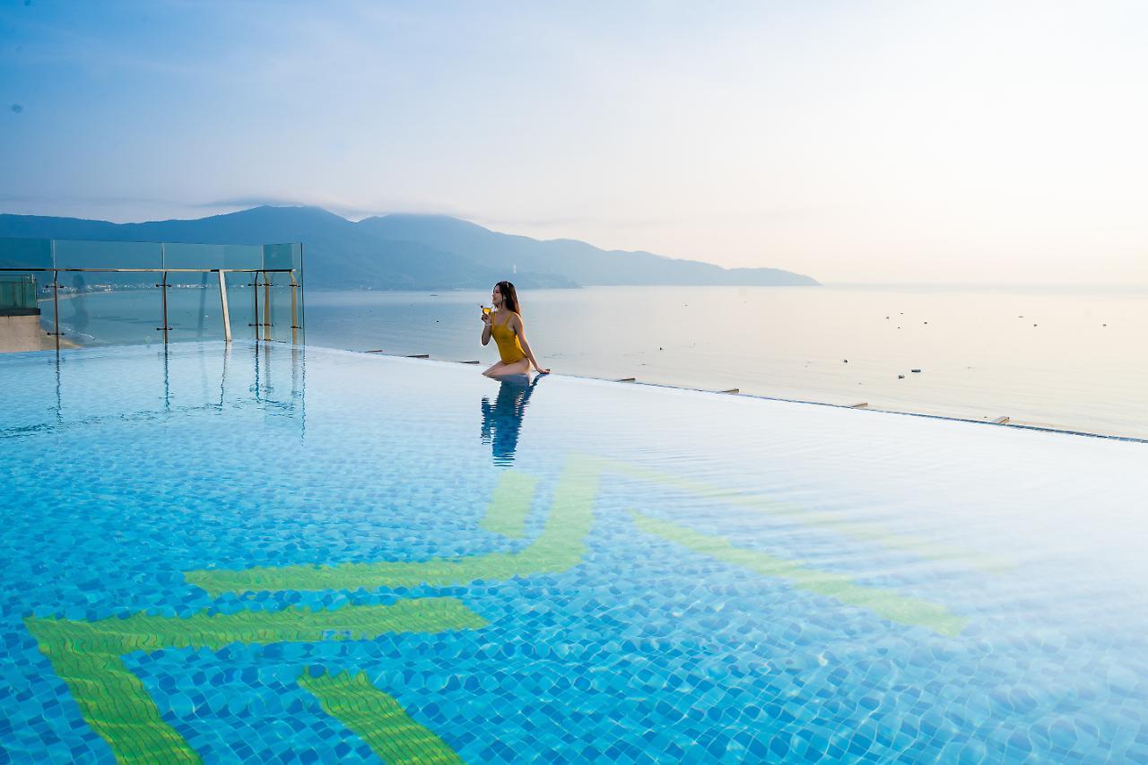 Maximilan Danang Beach Hotel Экстерьер фото