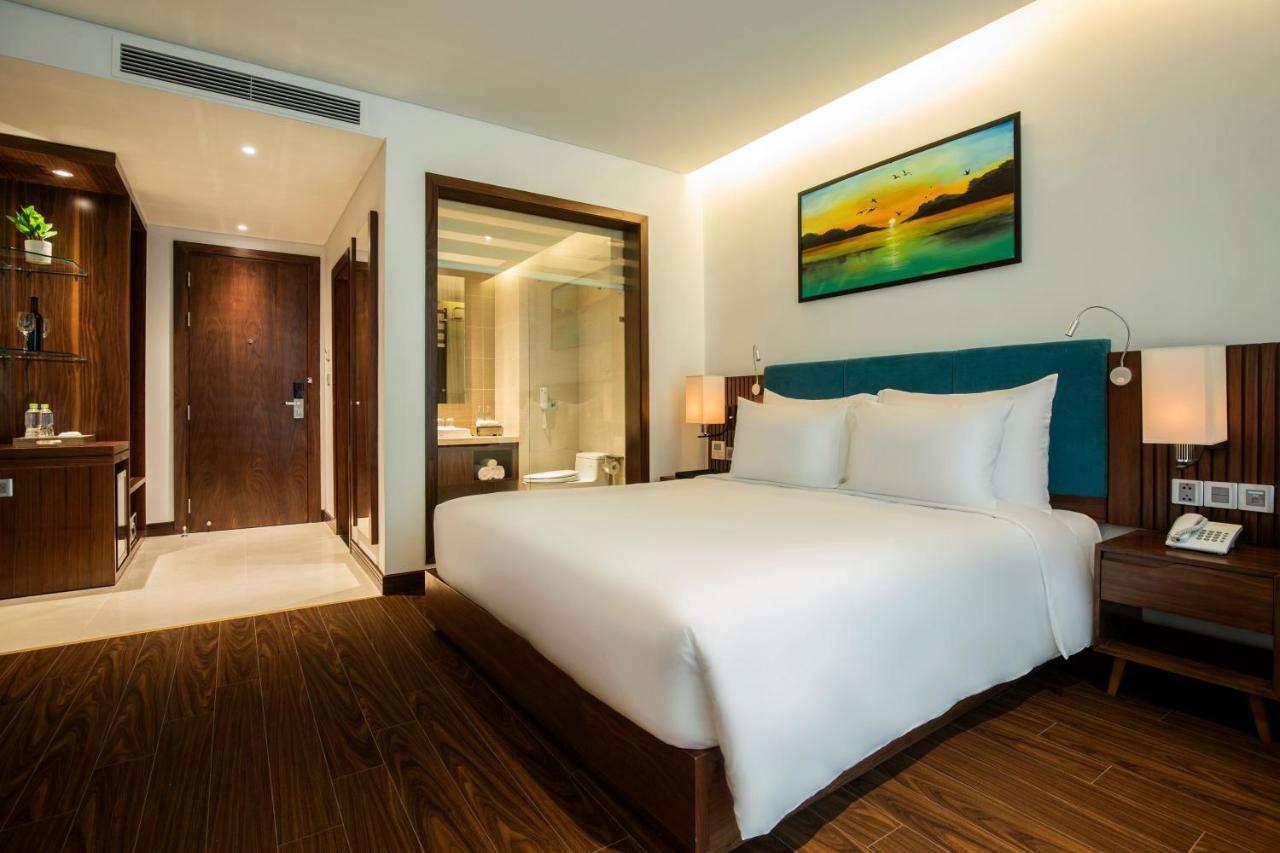 Maximilan Danang Beach Hotel Экстерьер фото