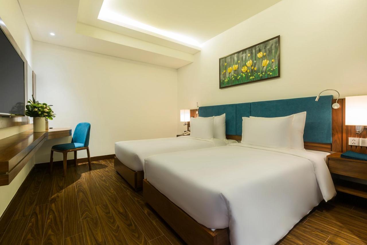 Maximilan Danang Beach Hotel Экстерьер фото