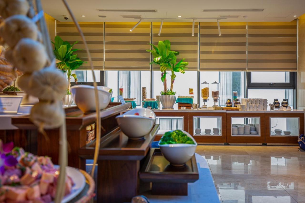 Maximilan Danang Beach Hotel Экстерьер фото