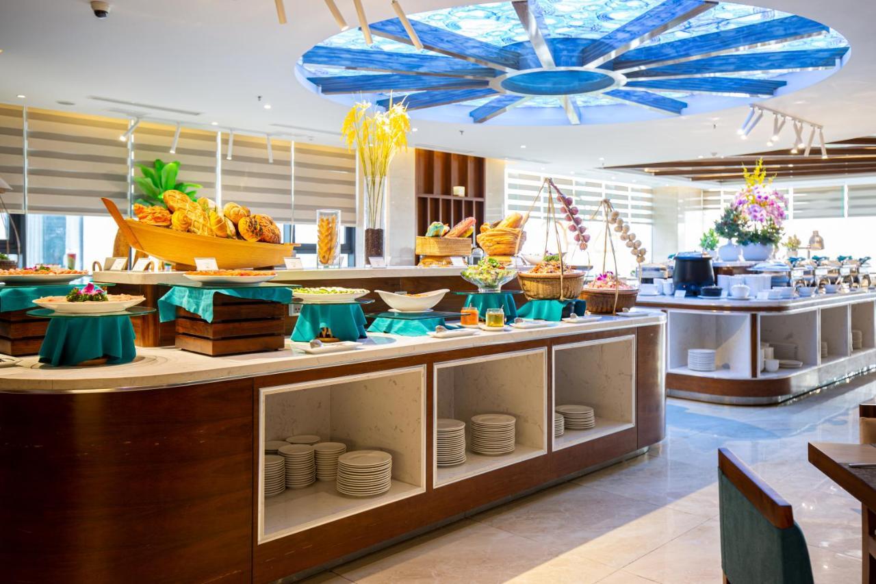 Maximilan Danang Beach Hotel Экстерьер фото