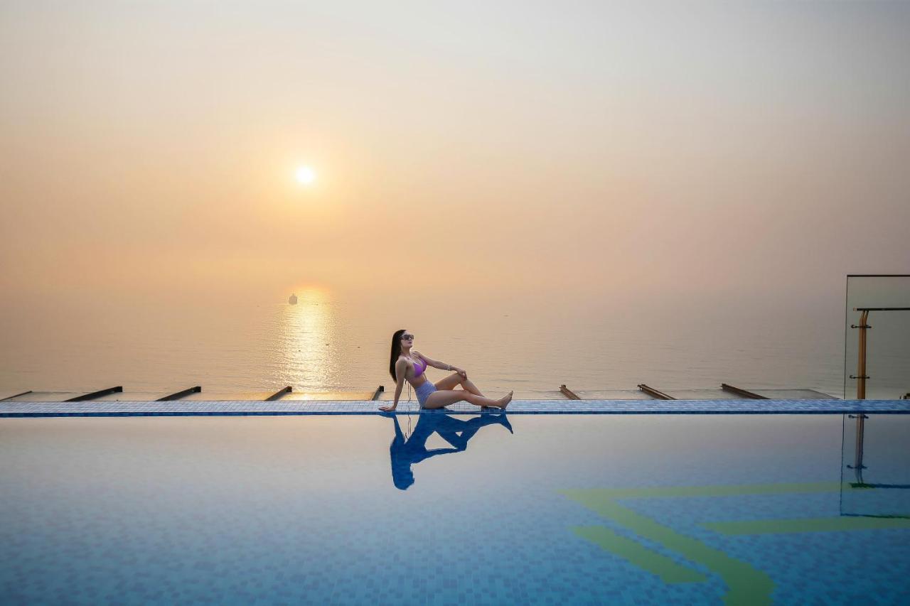 Maximilan Danang Beach Hotel Экстерьер фото