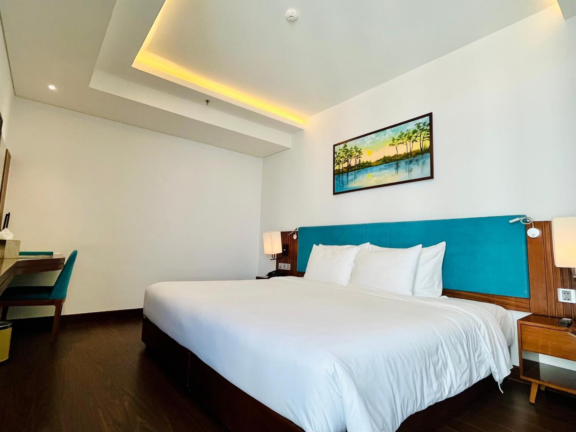 Maximilan Danang Beach Hotel Экстерьер фото