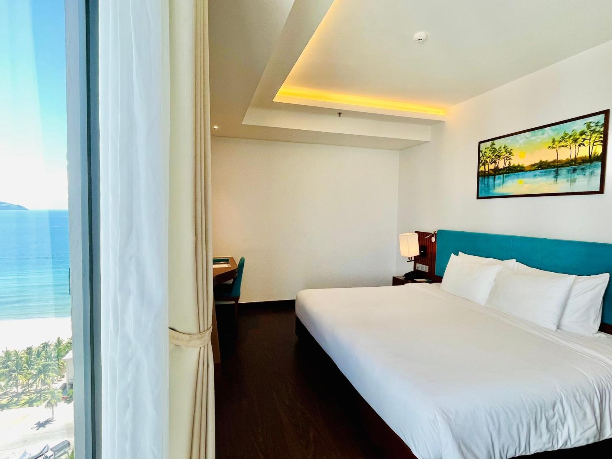 Maximilan Danang Beach Hotel Экстерьер фото