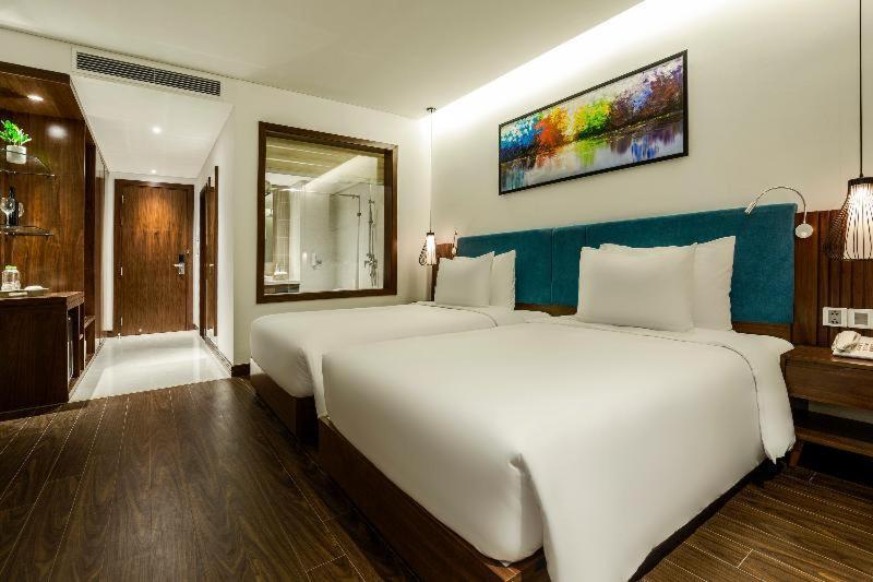 Maximilan Danang Beach Hotel Номер фото