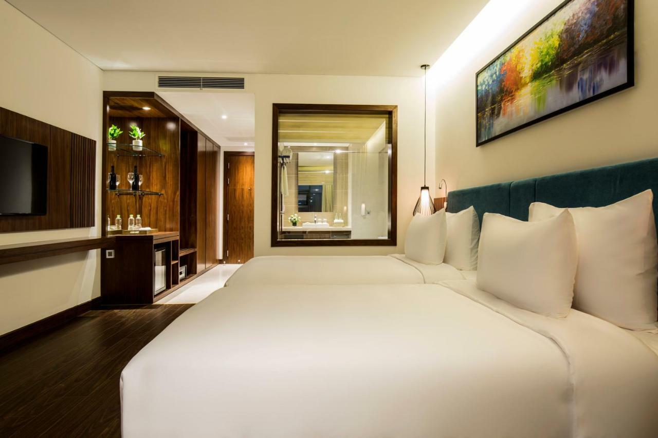 Maximilan Danang Beach Hotel Экстерьер фото