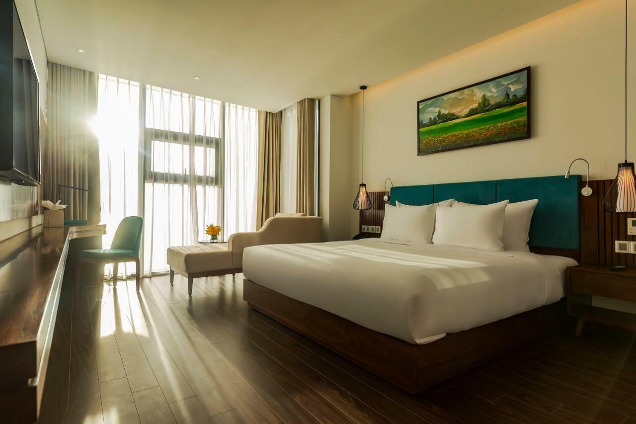 Maximilan Danang Beach Hotel Экстерьер фото