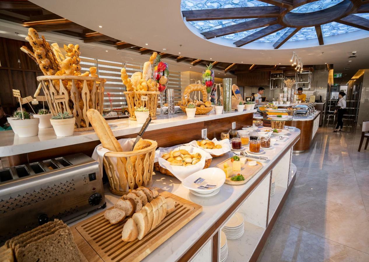 Maximilan Danang Beach Hotel Экстерьер фото