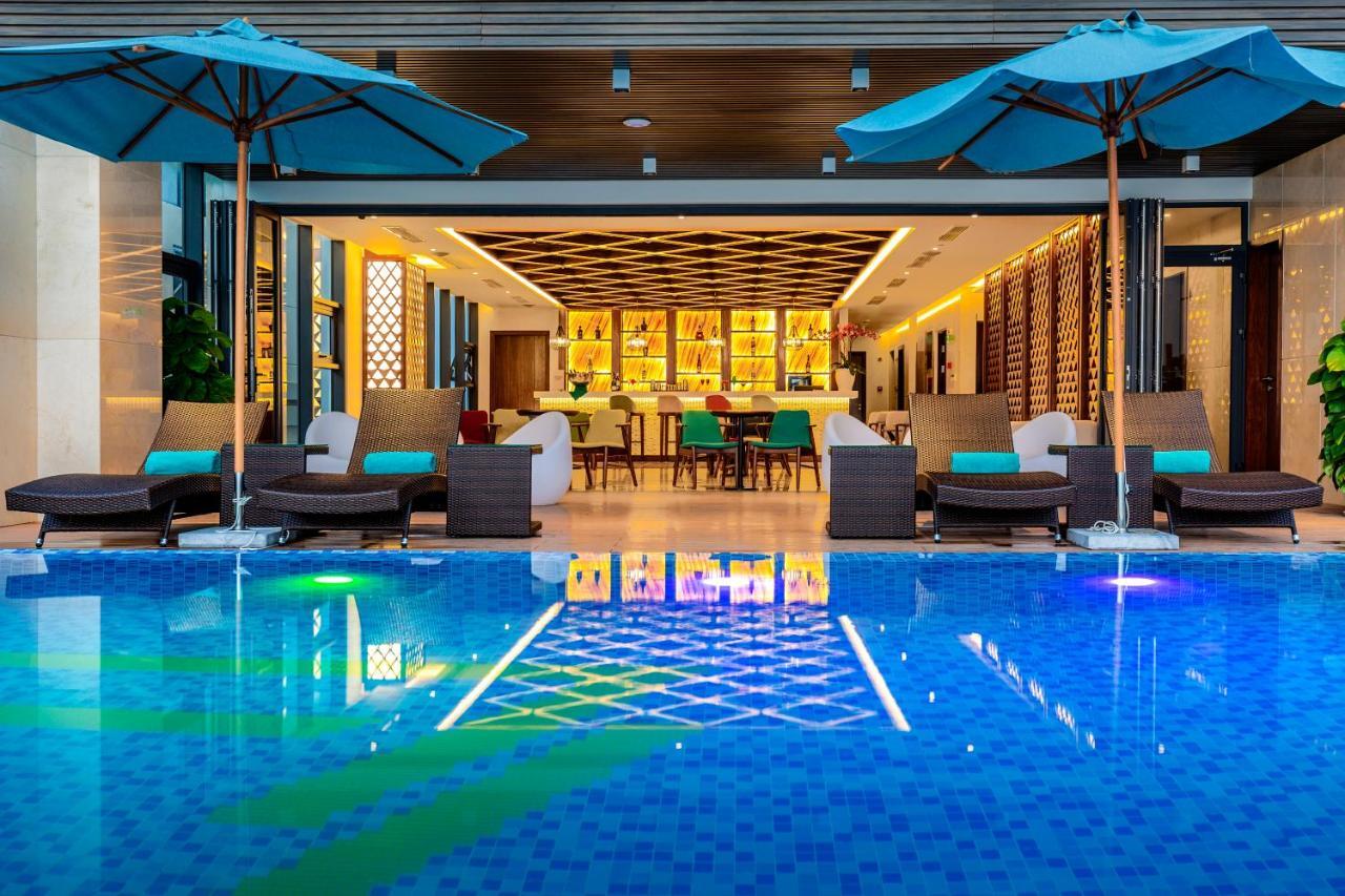 Maximilan Danang Beach Hotel Экстерьер фото